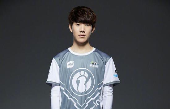 LetMe 说： Invictus Gaming 不能输给 Royal Never Give Up 。如果他们输掉比赛，他们就只能回家自爆！