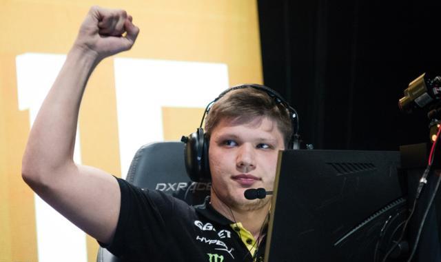 LPL主持张小薇晒照：听说发照片可以涨粉