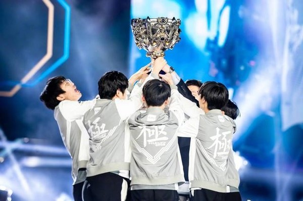 大事即将发生？蝎子王Yike疯狂抓住了他的兄弟 Canna 并取得了3次击杀。 Top Esports 在第一场比赛中输给了KC